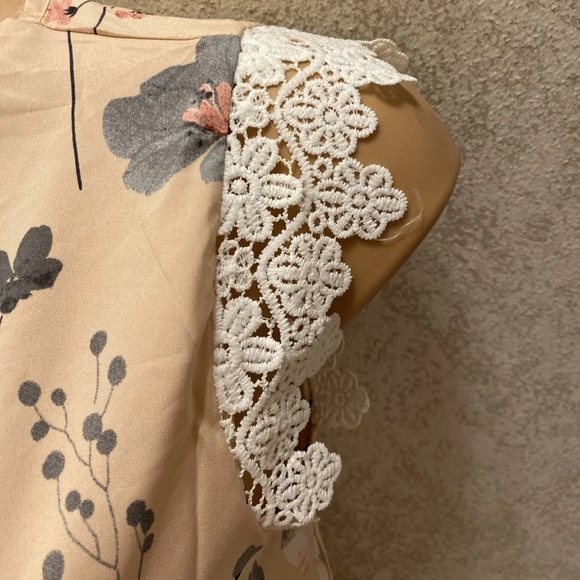 SHEIN Cream Floral Blouse with White Lace Sleeves - Picture 11 of 14